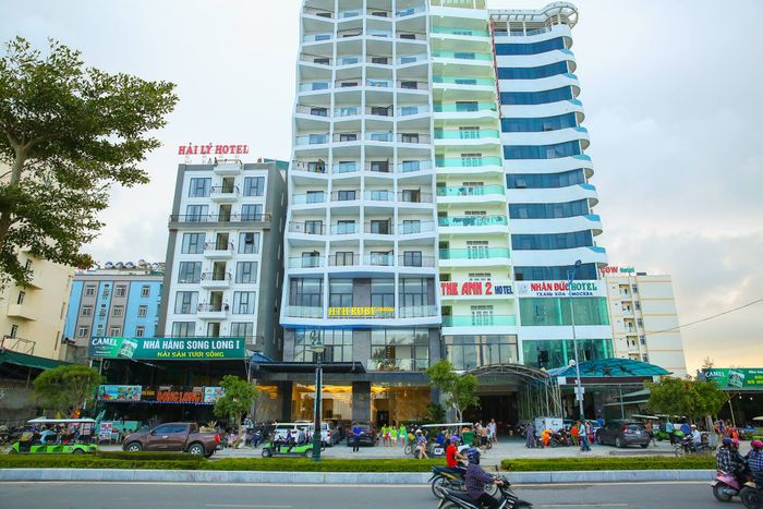 Ảnh 1: Kiến trúc hiện đại và vị trí vàng của HTH Ruby bên bờ biển