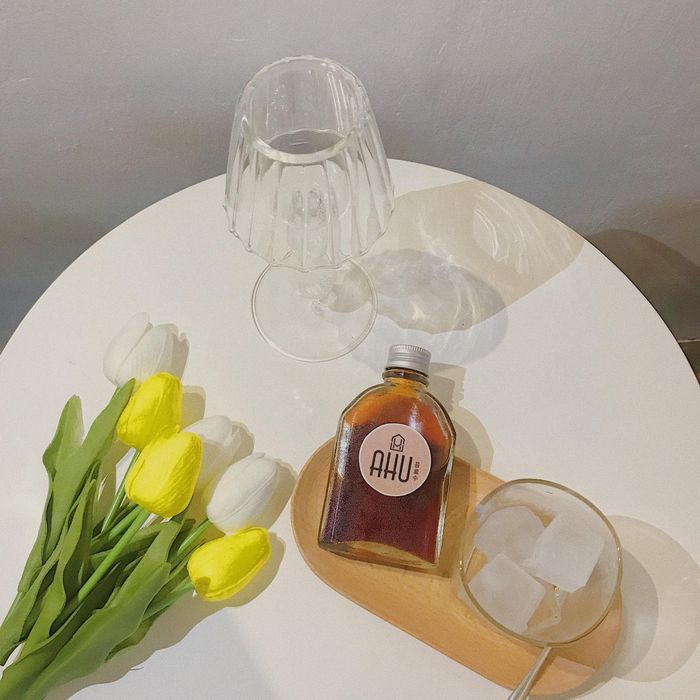 Không gian hiện đại tại AHU Coffee