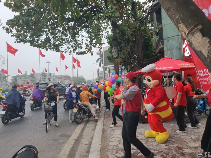 Không gian hiện đại và món gà hấp dẫn tại Jollibee Kiến An