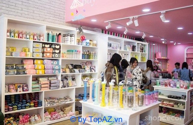 B. Corner là một cửa hàng quà lưu niệm mang đậm phong cách Hàn Quốc.