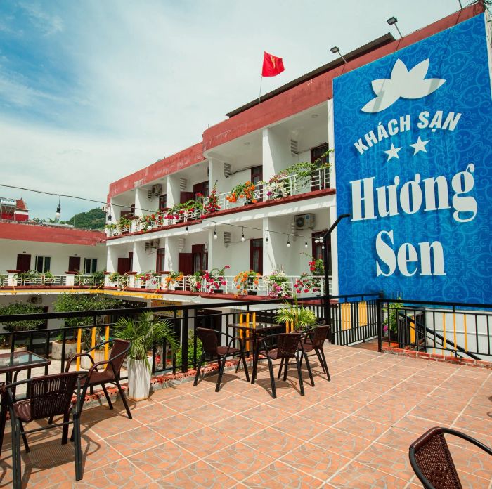 Khách sạn Hương Sen Mộc Châu - Tòa nhà sang trọng giữa trung tâm thị trấn