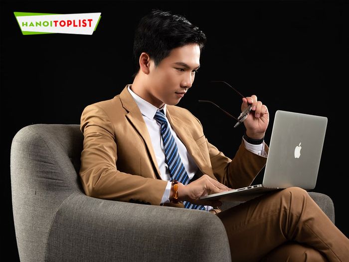 focus-studio-chup-anh-doanh-nhan-ha-noi-gia-ca-phu-hop-Tripi