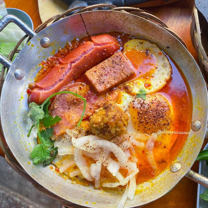 Hình ảnh món bánh mì chảo đặc trưng tại S. Sam - Bánh Mì Chảo