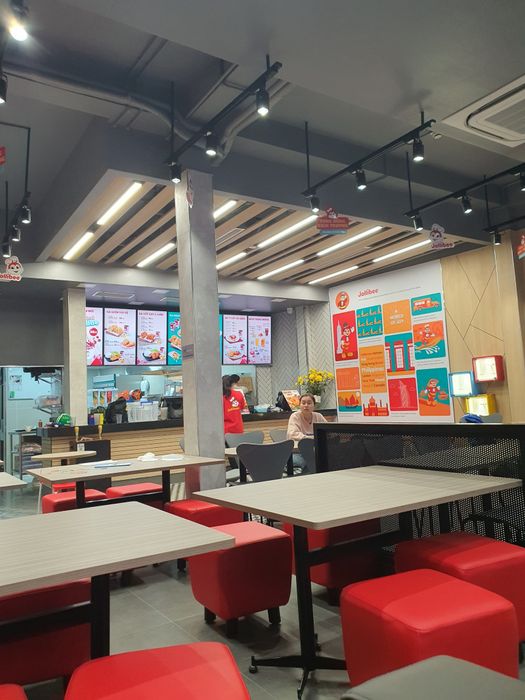 Bữa ăn ngon miệng với combo đặc trưng của Jollibee