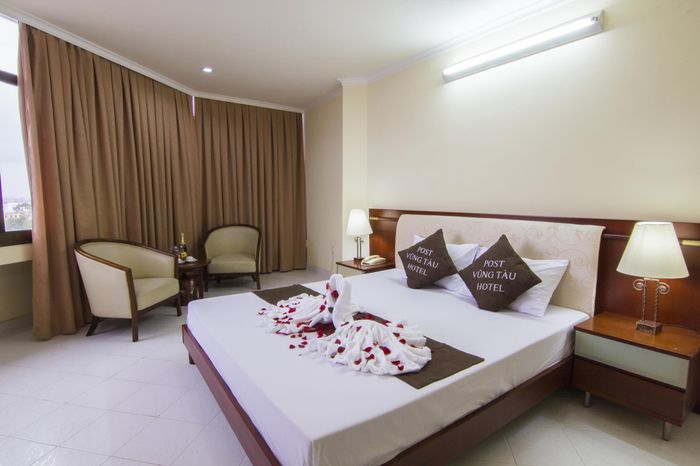 P&T Hotel Vũng Tàu ảnh 2 - Khu vực hồ bơi ngoài trời và nhà hàng