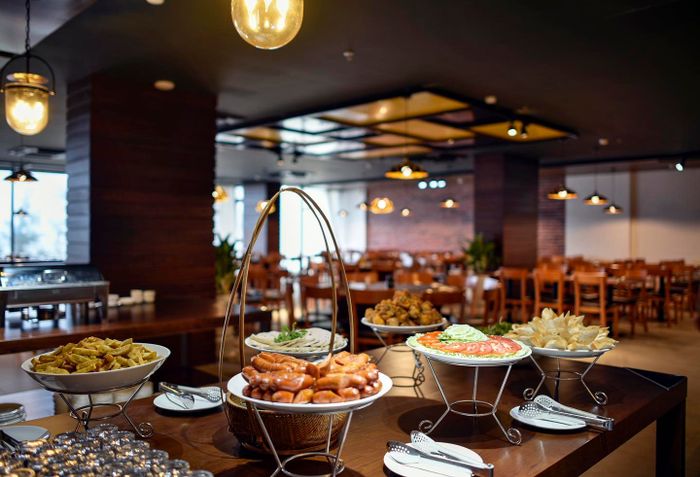Ảnh 3: Trải nghiệm đẳng cấp tại bể bơi rooftop của The Marron Hotel