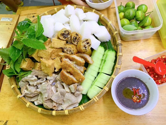 Bún Đậu Mắm Tôm Gấu'S - Nghệ thuật trình bày mẹt bún đậu đầy màu sắc (Ảnh 1)