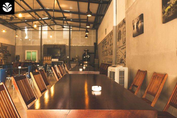 The Light Coffee Roaster - Ảnh góc pha chế đầy cảm hứng