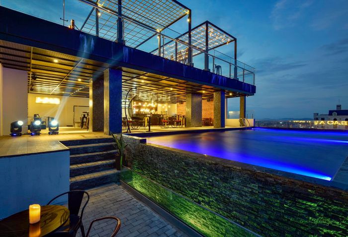 Ảnh 2: Không gian nghỉ dưỡng sang trọng với view biển tại The Marron Hotel
