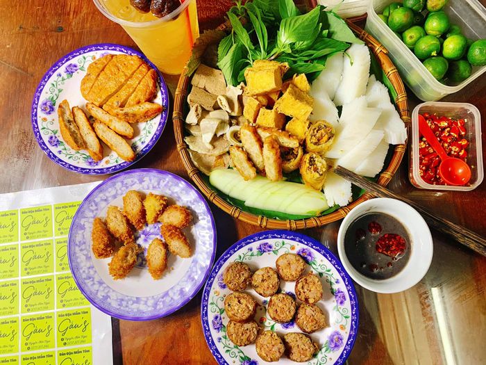 Bún Đậu Mắm Tôm Gấu'S - Không gian ấm cúng với mẹt bún đậu đầy màu sắc (Ảnh 2)