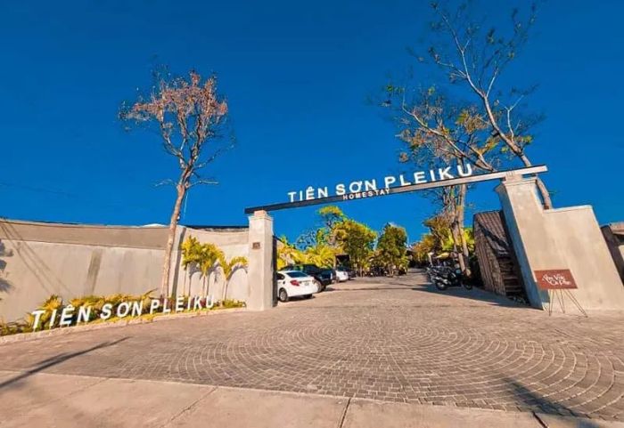 Tiên Sơn Pleiku Homestay ảnh 2 - Khung hình tuyệt mỹ với hồ bơi xanh ngắt ẩn mình dưới tán cây rợp bóng.