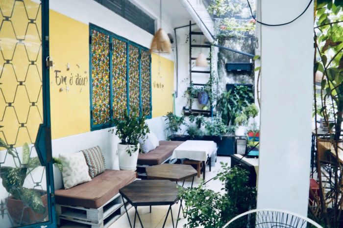 Domino Homestay - Hình ảnh 3: Phòng ngủ với ánh sáng tự nhiên từ cửa kính lớn, không gian trang trí tinh tế, mang đến cảm giác dễ chịu và thư thái.
