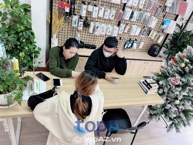 Các cửa hàng iPhone tại Đà Nẵng luôn là điểm đến lý tưởng cho những tín đồ của Apple, và Di Động Vàng là một trong những lựa chọn hàng đầu. Đây là nơi bạn có thể tìm thấy những chiếc iPhone chính hãng với chất lượng đảm bảo, phục vụ tận tình.