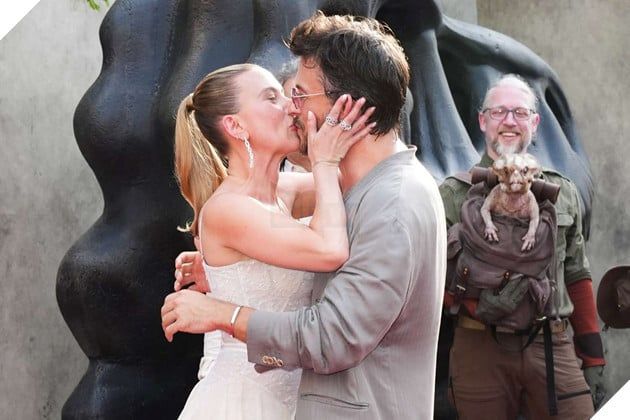 Cặp sao Jonathan Bailey và Scarlett Johansson