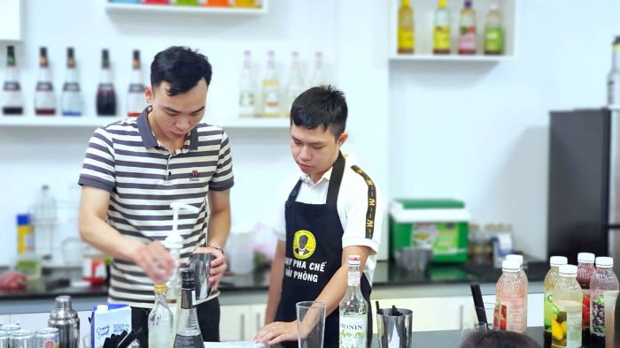 Hình ảnh học viên thực hành tại quầy bar tiêu chuẩn của Pegasus