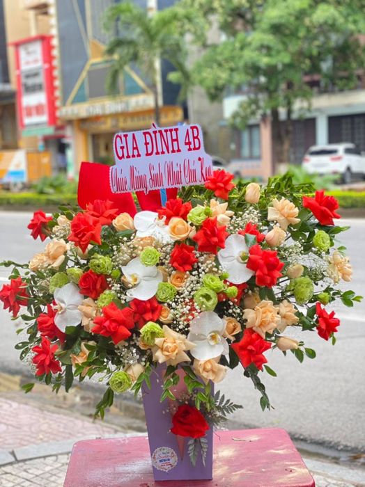 Không gian trưng bày đầy màu sắc tại Hoa tươi Sunny QB