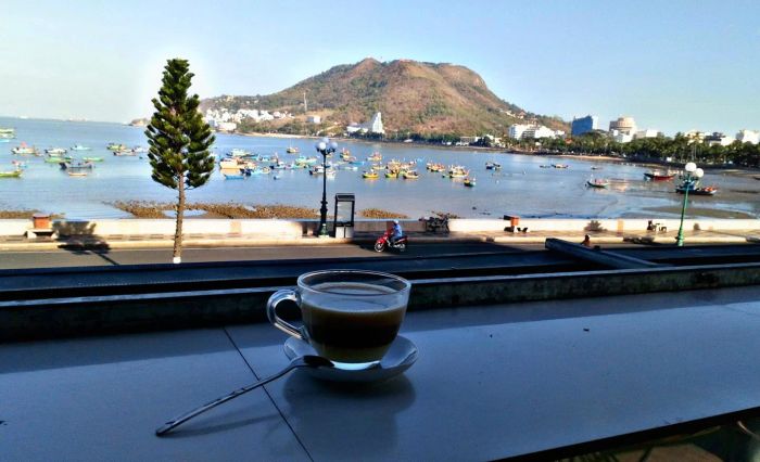 Không gian mộc mạc hướng biển tại WIN Coffee