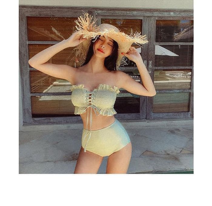 BST bikini quyến rũ tại Cẩm Tiên