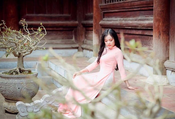 Áo dài Minh Nguyệt ảnh 1 – Hình ảnh những chiếc áo dài tinh tế, đầy nghệ thuật, tôn vinh vẻ đẹp của người phụ nữ Việt.