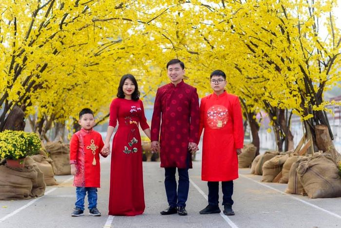 Áo dài Minh Nguyệt ảnh 2 – Chiếc áo dài được tạo nên từ sự tinh tế và đam mê, mang lại vẻ đẹp vượt thời gian.