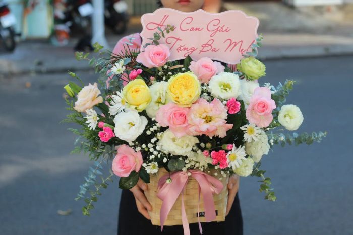 Hoa Tươi May (May Flowers) ảnh 1: Không gian ngập tràn sắc hoa tươi thắm như bức tranh thiên nhiên rực rỡ
