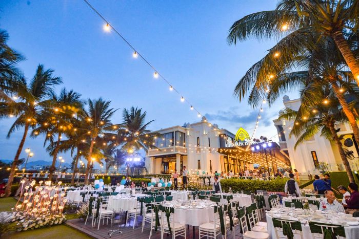 Khu vực tiệc ngoài trời lãng mạn tựa cổ tích tại Champa Island Resort