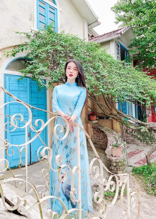 Áo Dài Quỳnh Anh ảnh 1 – Mẫu áo dài hoàn hảo với chất liệu cao cấp, tinh tế và sang trọng, làm nổi bật nét đẹp truyền thống của người phụ nữ Việt.