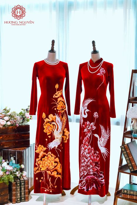 Áo dài Hương Nguyễn ảnh 2 - Một thiết kế áo dài duyên dáng, làm nổi bật vẻ đẹp thanh thoát và trang nhã.