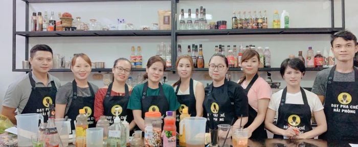Học viên thực hành pha chế cùng chuyên gia tại Pegasus