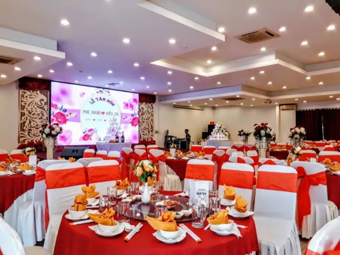 Sảnh tiệc rộng lớn với trang trí tinh tế tại Rose Palace