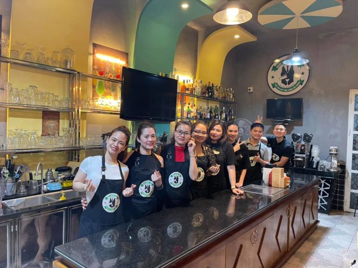 Khoảnh khắc học viên thực hành pha chế cùng chuyên gia tại Ngôi Sao Đất Cảng