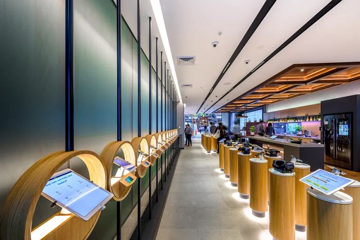 Không gian trưng bày điện thoại hiện đại từ LUXCASA