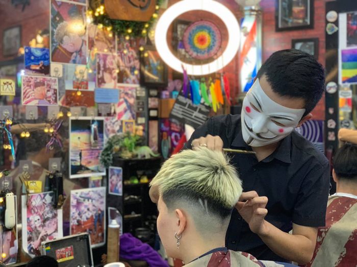 Không gian ấn tượng và phong cách làm việc chuyên nghiệp tại Tây Barber Shop