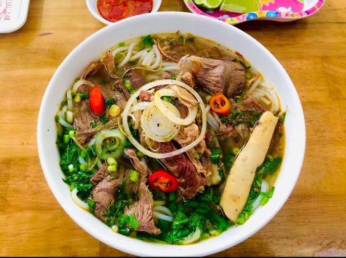 Hình ảnh tô bún bò Vỹ Dạ Xưa đầy đặn hấp dẫn