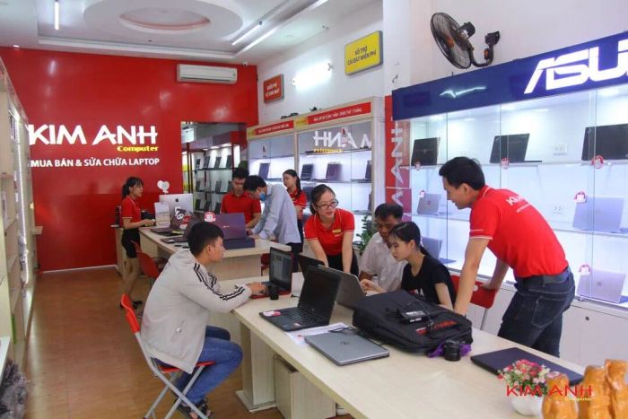 Không gian làm việc chuyên nghiệp tại Laptop Kim Anh