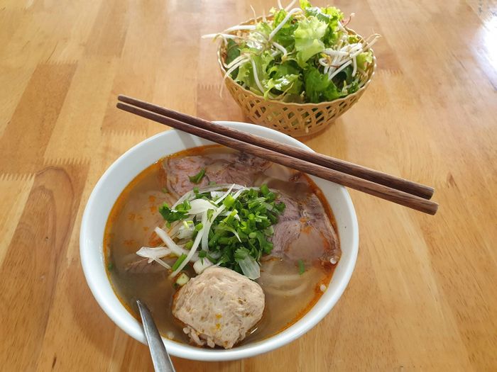 Hình ảnh tô bún bò Huế đầy đặn tại Gia Hội