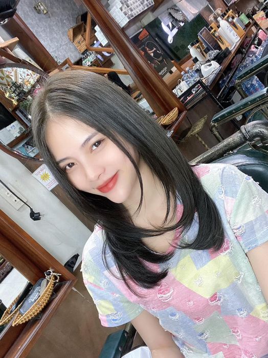 Hình ảnh thực tế về không gian và phong cách làm việc tại Tiệm tóc Lãng Tử