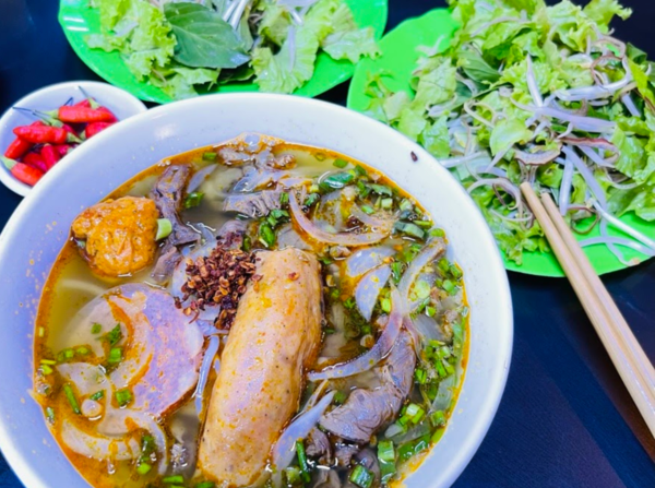 Hình ảnh không gian ấm cúng mang đậm chất Huế tại quán