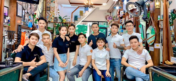 Không gian sang trọng và đội ngũ chuyên nghiệp tại Tiệm Tóc Lãng Tử