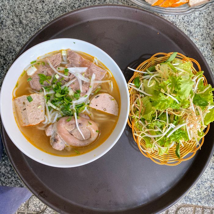 Hình ảnh tô bún bò Huế thơm ngon tại Gia Hội