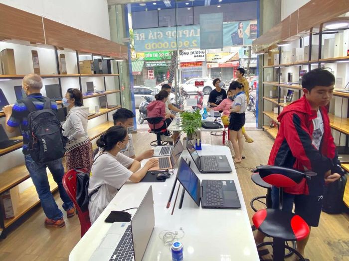 Không gian làm việc chuyên nghiệp tại Laptop T&T