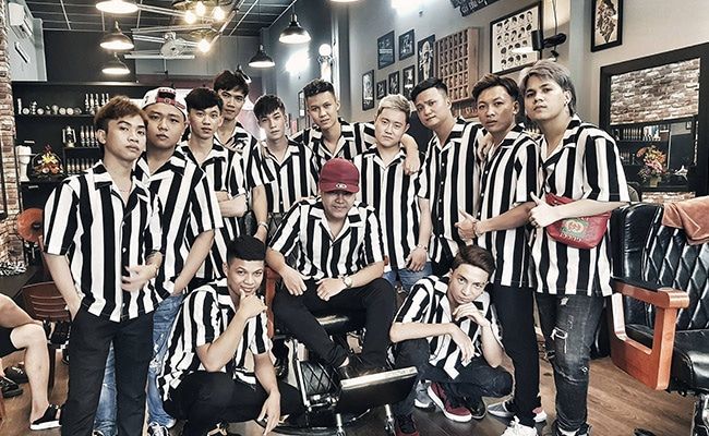 Không gian độc đáo và phong cách làm việc chuyên nghiệp tại Nâu Barber Shop