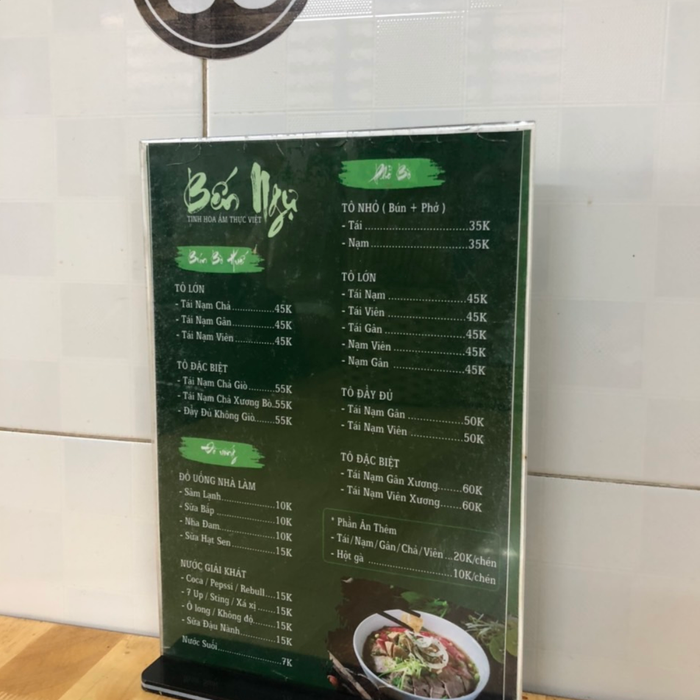 Hình ảnh không gian ấm cúng tại quán Bến Ngự