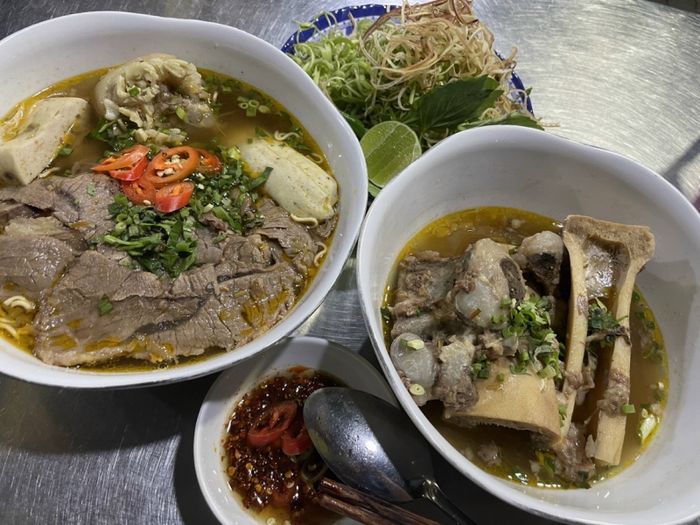Hình ảnh không gian ấm cúng tại quán Minh Hoàng