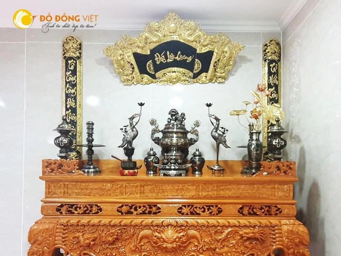 Không gian trưng bày đồ thờ bằng đồng tại Đồ đồng Việt