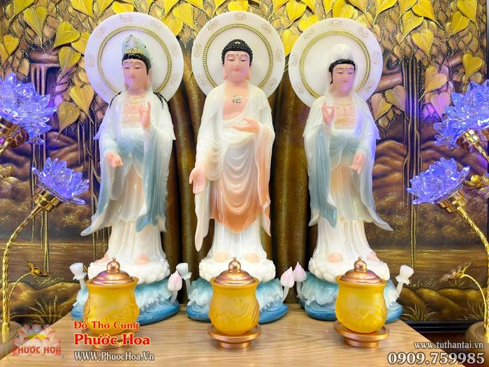 Nghệ nhân chạm khắc đồ thờ gỗ tại xưởng Phước Hoa