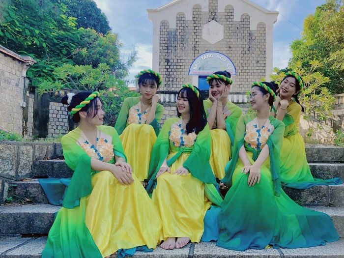 Khám phá bộ sưu tập trang phục biểu diễn đẹp mắt tại Hoàng Thơ