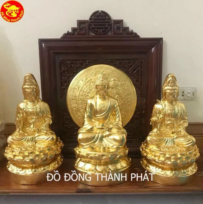 Nghệ nhân chế tác tượng đồng tại xưởng Thành Phát