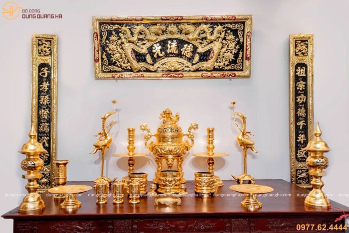 Nghệ nhân lành nghề chế tác tại xưởng đồ đồng Dung Quang Hà