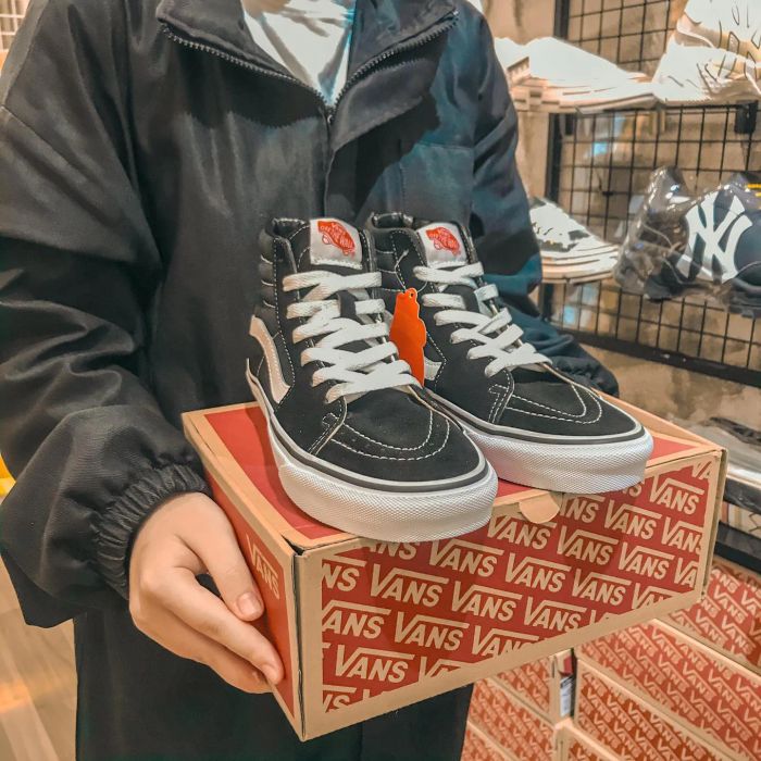 La.Gi - Tiệm Sneaker ảnh 1 - Góc nhìn đầu tiên về thiên đường giày thể thao